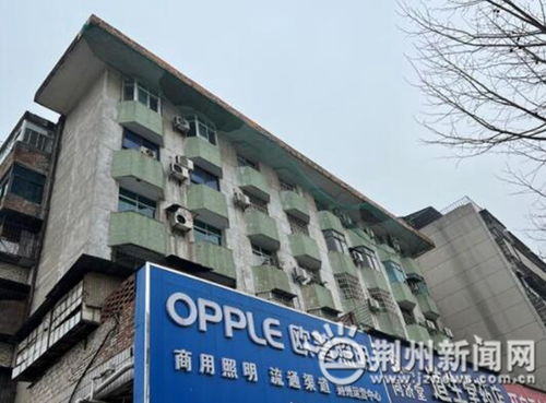 沙市區(qū)建材宿舍外墻脫落砸中陽(yáng)臺(tái)，居民安全引擔(dān)憂